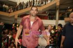 Khali meets fans in Inorbit Mall on 1st May 2010 (19).JPG